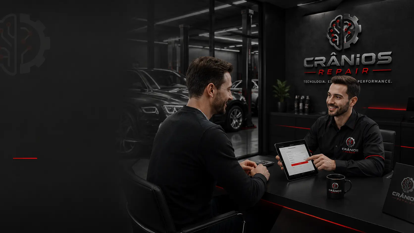 Consultor da Crânios Repair apresentando diagnóstico digital ao cliente